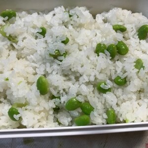 子供も大好き！枝豆ごはんのおにぎり